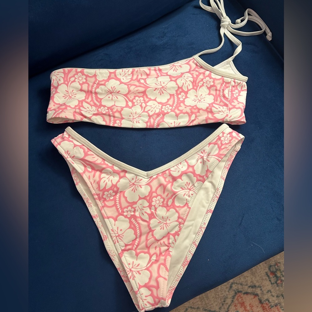 NEVER WORN - Frankie’s Bikinis Set Size Small